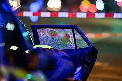 Die Seitenscheibe des Fluchtwagens ist zerborsten. - © Christoph Reichwein/dpa