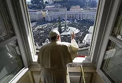Aus dem Apostolischen Palast hat der Papst einen guten Blick auf den Weihnachtsbaum. (Archivbild) - © Vatican Media/IPA via ZUMA Press/dpa
