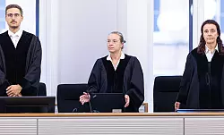 Christian B. muss sich vor dem Landgericht Braunschweig verantworten, Vorsitzende Richterin ist Uta Engemann (Mitte). - © Moritz Frankenberg/dpa-Pool/dpa