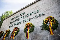 Gedenkkr&auml;nze stehen am Ende einer Feierstunde der Bundesregierung sowie der Stiftung 20. Juli 1944 anl&auml;sslich des 78. Jahrestages des Attentats- und Umsturzversuchs gegen Hitler in der Gedenkst&auml;tte Berlin-Pl&ouml;tzensee. (Archivfoto) - &copy; Christoph Soeder/dpa