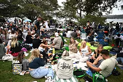 Um einen der begehrten Plätze mit bestem Blick zu reservieren, schlagen Schaulustige schon Stunden vor Mitternacht ihr Lager auf. (Archivbild) - © Dan Himbrechts/AAP/dpa