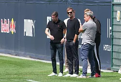 Der oberste Red-Bull-Fußballaufseher Jürgen Klopp schaut genau hin. - © Sebastian Willnow/dpa