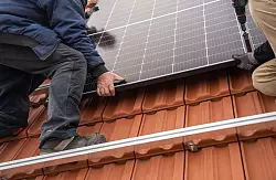 Alles auf einer Fläche: Die einzelnen Module der PV-Anlage sollten eng nebeneinander montiert werden. - © Florian Schuh/dpa-tmn