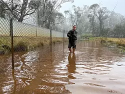 Aussie-Ark-Direktor Tim Faulkner brachte viele Tiere in Sicherheit - wie diesen Tasmanischen Teufel. - © --/Aussie Ark/dpa