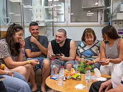 Almog Meir Jan (M) mit Familienmitgliedern nach seiner Befreiung aus der Gefangenschaft im Gazastreifen. - &copy; -/IDF Spokesperson\\\'s unit via GPO/dpa