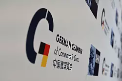 Laut der AHK in China sehen deutsche Unternehmen in China dem neuen Jahr mit gedämpften Erwartungen entgegen. (Symbolbild) - © Johannes Neudecker/dpa