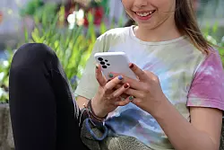 Kinder und Jugendliche nutzen wie auch Erwachsene Handy, Streaming & Co. zum Entspannen. - © Mascha Brichta/dpa-tmn