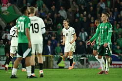 Zeigte auch in der Nationalmannschaft wieder seine St&auml;rke: Nico Schlotterbeck (M) - &copy; Christian Charisius/dpa