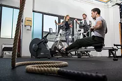 Macht den Weg zum Klimmzug leichter: Training an der Rudermaschine. - © Christin Klose/dpa-tmn