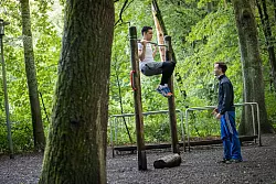 Im Fitnessstudio, im Park, zu Hause: Für Klimmzüge braucht es nicht mehr als eine Stange. - © Christin Klose/dpa-tmn