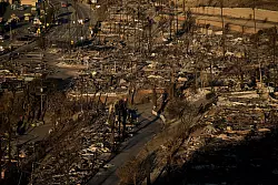 Mehr als 12.000 Gebäude wurden bislang durch die Brände zerstört oder beschädigt. - © John Locher/AP/dpa