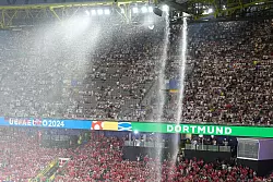 Ein heftiges Gewitter sorgte beim deutschen EM-Sieg gegen Dänemark für eine Unterbrechung der Partie. - © Marcus Brandt/dpa