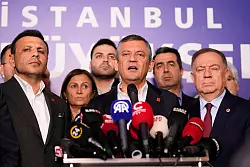 Özel kündigt Ausweitung der Proteste an. (Archivbild) - © Emrah Gurel/AP/dpa