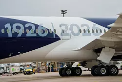 Die Boeing 787 mit &laquo;100 Jahre Kranich&raquo;-Sonderlackierung tr&auml;gt die Jahreszahlen 1926 / 2026 auf der Seite. - &copy; Andreas Arnold/dpa