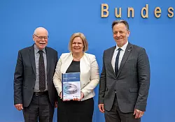Für die Fotografen lächeln Bremens Innensenator Ulrich Mäurer, die geschäftsführende Bundesinnenministerin, Nancy Faeser (SPD) und BKA-Präsident Holger Münch. Einig sind sich der Behördenleiter und die zwei Politiker aber, dass die Polizeiliche Kriminalstatistik 2024 wenig Anlass zur Zufriedenheit bietet. - © Soeren Stache/dpa