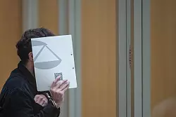 Am 31. Mai 2024 hat ein zum Tatzeitpunkt 25-jähriger Afghane auf dem Mannheimer Marktplatz fünf Teilnehmer einer Kundgebung der islamkritischen Bewegung Pax Europa (BPE) sowie einen Polizisten mit einem Messer verletzt. Der 29-jährige Polizist starb zwei Tage später an seinen Verletzungen. - © Marijan Murat/dpa