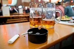 Nach Rauchen ist Übergewicht der wichtigste Risikofaktor für Krebs, noch vor Alkohol. (Archivbild) - © Sebastian Gollnow/dpa