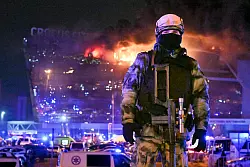 Wegen des Terroranschlags auf eine Konzerthalle in Moskau stehen vier mutmaßliche Hauptattentäter und viele Komplizen vor Gericht. (Archivbild) - © Dmitry Serebryakov/AP