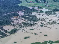 Im Bereich Taufach und Fetzachmoos sind Teile der Landschaft überschwemmt (Aufnahme mit einer Drohne). - © Jason Tschepljakow/dpa