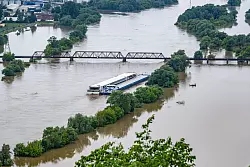 Zwei Schiffe liegen im Hochwasser der Donau. - © Armin Weigel/dpa