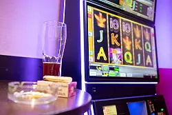 Intensives Zocken kann zu Verschuldung sowie zu psychischen und sozialen Problemen f&uuml;hren. (Symbolbild) - &copy; Sebastian Gollnow/dpa