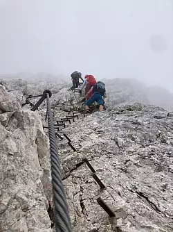Am Klettersteig geh&ouml;ren festes Schuhwerk, Helm, Gurt und Klettersteigset zur Ausr&uuml;stung. - &copy; Sabine Dobel/dpa