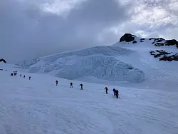 Auf dem Gletscher sind Bergsteiger angeseilt unterwegs - andernfalls drohen gef&auml;hrliche St&uuml;rze in Gletscherspalten. - &copy; Sabine Dobel/dpa