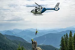Bergretter geraten bei Rettungen manchmal selbst in Lebensgefahr (Archivbild) - &copy; Peter Kneffel/dpa