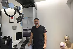 Der Arzt Koray Erdogan betreibt eine Haartransplantationsklinik in Istanbul. - &copy; Anne Pollmann/dpa