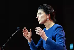 Die BSW-Vorsitzende, Sahra Wagenknecht, spricht von einer «Abwärtsspirale bei der inneren Sicherheit». - © Hannes P. Albert/dpa