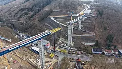 Trotz Großbaustellen wie dieser gingen die realen Umsätze des Baugewerbes 2024 zurück. - © Alex Talash/dpa