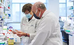 Katalin Kariko und Drew Weissman haben den Medizin-Nobelpreis für grundlegenden Arbeiten zu mRNA-Impfstoffen gegen Covid-19 bekommen. (Archivbild) - © Peggy Peterson/Penn Medicine/dpa