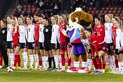 Das EM-Maskottchen Maddli ist nach Madeleine Boll benannt, der ersten Schweizer Fußballerin mit Lizenz. - © Michael Buholzer/KEYSTONE/dpa