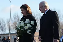 Das Königspaar legt in Örebro Blumen nieder. - © Sergei Grits/AP/dpa