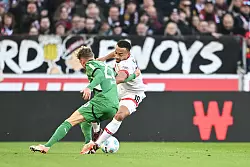 Stuttgarts Nationalspieler Jamie Leweling (r) versuchte viel, hier im Zweikampf mit Gladbachs Robin Hack. - © Harry Langer/dpa