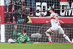 Gladbachs Nico Elvedi (l) spitzelt den Ball bei einer verunglückten Rettungstat ins eigene Tor. - © Harry Langer/dpa