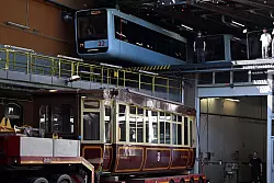 Die Schwebebahn gestern und heute. Ein Wagen der ersten Baureihe 1900 steht auf einem Tieflader unter einem Wagen der aktuellen Baureihe in der Werkstatt der Schwebebahn. (Archivbild) - &copy; Federico Gambarini/dpa