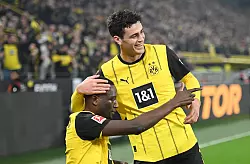 BVB-Stürmer Serhou Guirassy (l.) nimmt Union Berlin quasi im Alleingang auseinander. - © Fabian Strauch/dpa