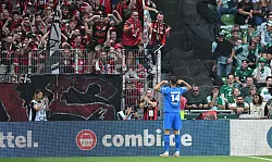 Leverkusens Torsch&uuml;tze Patrik Schick jubelt vor den Bayer-Fans. - &copy; Carmen Jaspersen/dpa