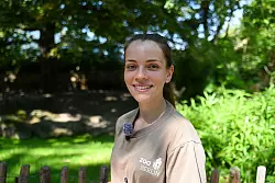 Die Tierpflegerin kümmert sich seit seiner Geburt um das kleine Zwergflusspferd. - © Katharina Kausche/dpa