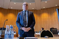 Der NRW-Justizminister widerspricht im Untersuchungsausschuss dem Vorwurf politischer Absprache. - © Rolf Vennenbernd/dpa