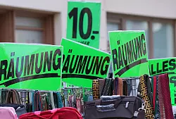 Wenn die Konjunktur im nächsten Jahr wie erwartet anspringt, könnte sich die Lage etwas entspannen. (Archivbild) - © Soeren Stache/dpa