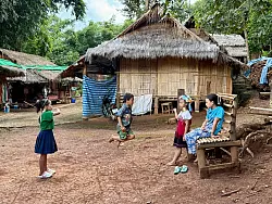Die Familien der Volksgruppe der Kayan Lahwi leben in Thailand unter einfachsten Bedingungen in eigens eingerichteten D&ouml;rfern. - &copy; Carola Frentzen/dpa