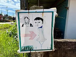 Schilder an der Stra&szlig;e weisen Touristen den Weg zu den D&ouml;rfern. - &copy; Carola Frentzen/dpa