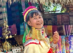 Viele Frauen sch&uuml;tzen ihr Kinn mit T&uuml;chern vor den schweren Ringen. - &copy; Carola Frentzen/dpa