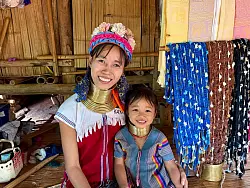 Schon Kinder ab f&uuml;nf Jahren tragen die Messingringe. - &copy; Carola Frentzen/dpa