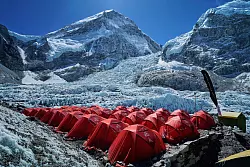 Im Everest Basislager warten Bergsteiger auf eine gute Gelegenheit zum Aufstieg. - &copy; Pasang Rinzee Sherpa/ap/dpa