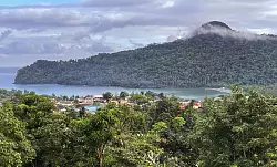 Vom Kolonialhaus der Roça São João dos Angolares auf São Tomé reicht der Blick über den Regenwald zum Atlantik. - © Manuel Meyer/dpa-tmn