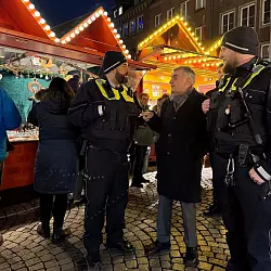 Innenminister Herbert Reul hatte sich auf einem Weihnachtsmarkt in Düsseldorf mit Polizisten ausgetauscht. - © Innenministerium NRW/dpa