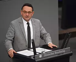 Der stellvertretende Unions-Fraktionschef Ulrich Lange hält die Modernisierungen für «Schummel-Sanierungen». (Archivbild) - © Serhat Kocak/dpa